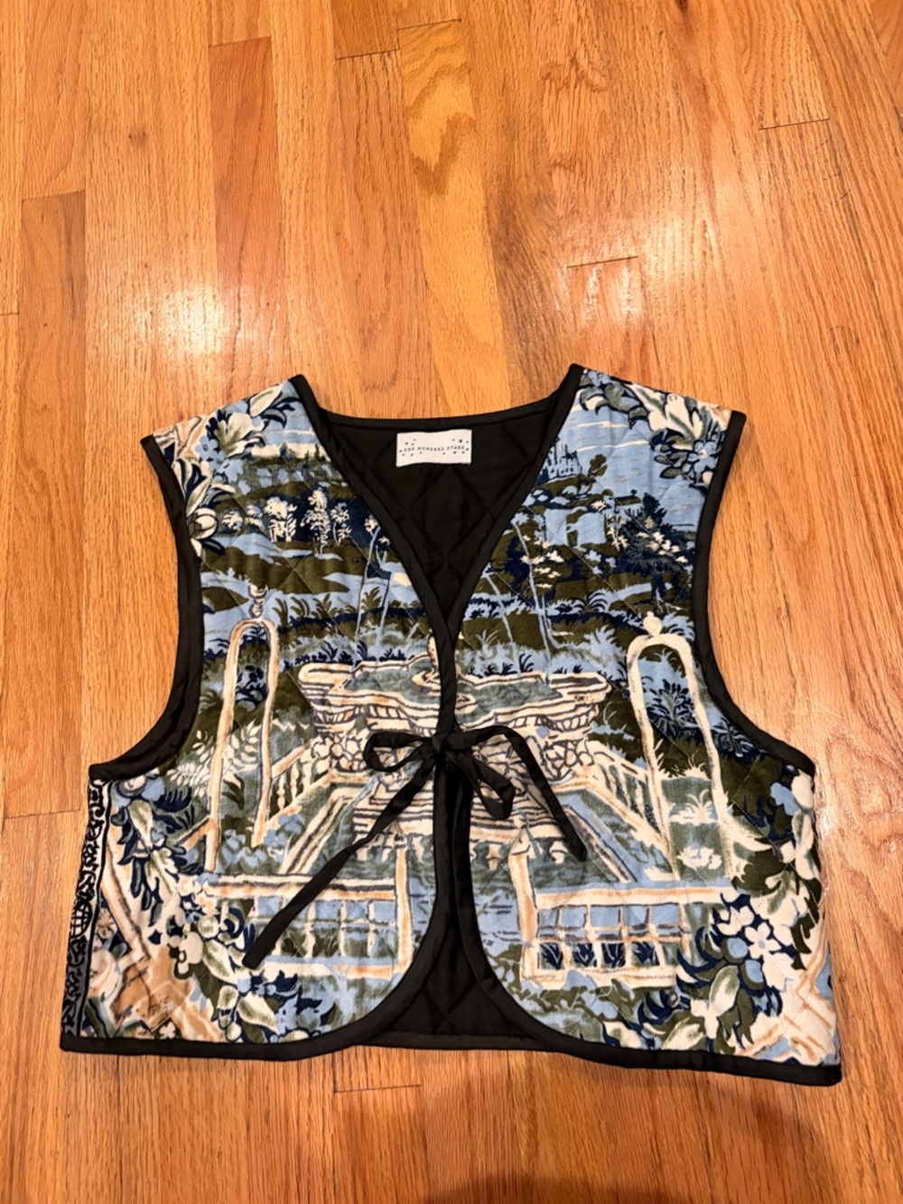 One Hundred Stars Scenic Tapestry Print Quilted Tie-Front Vest Top Blue Green